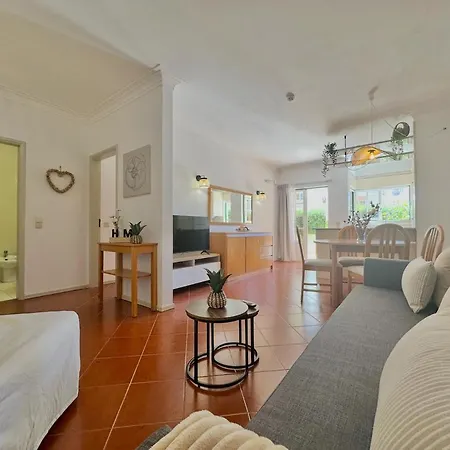 Ee - With Pool And Garden Apartment